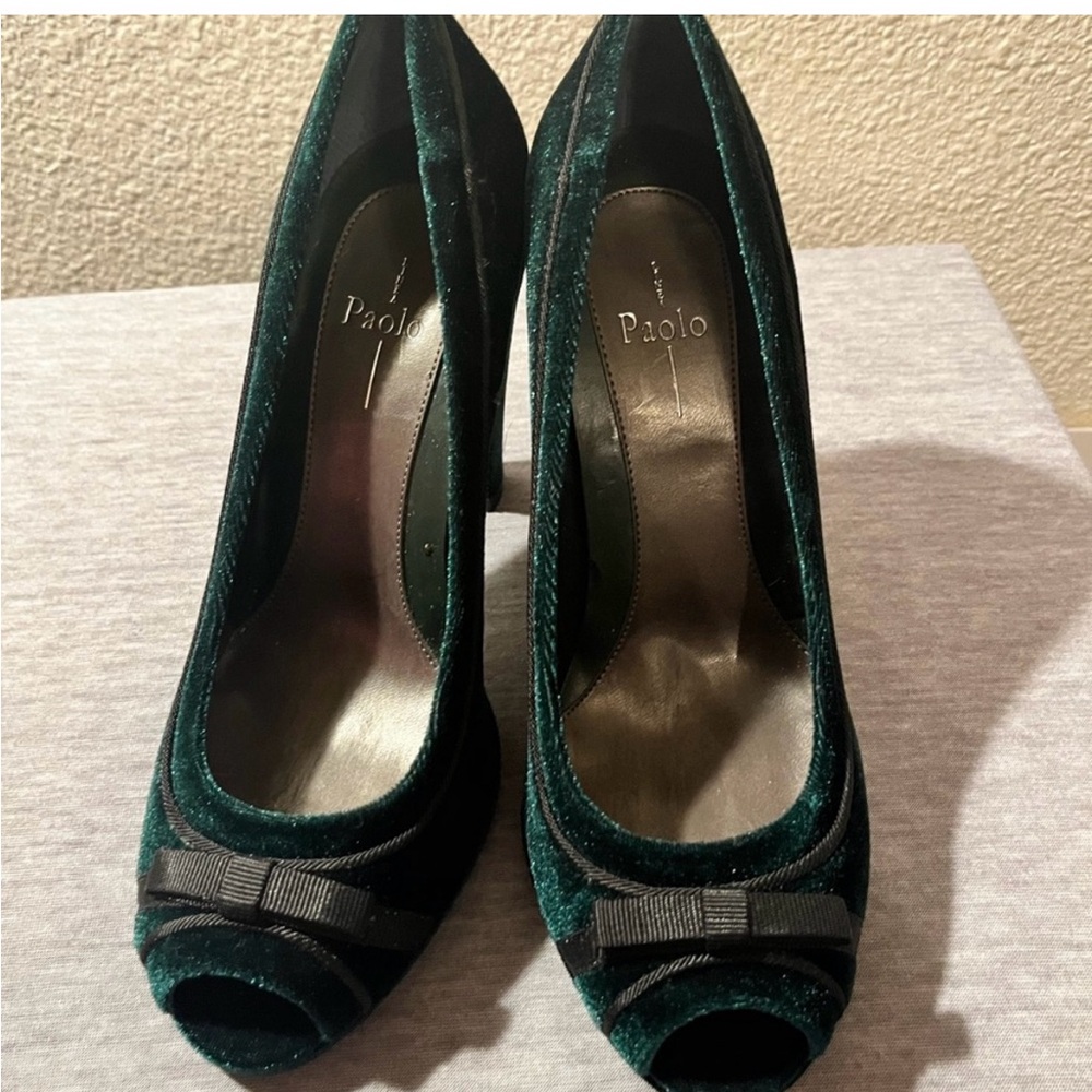Paolo Emerald Green Velvet Pumps Block Heels Peep Toe Bow
size 7M